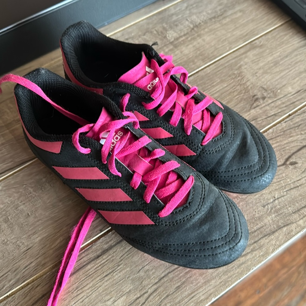 Girls soccer shoes size 1.5